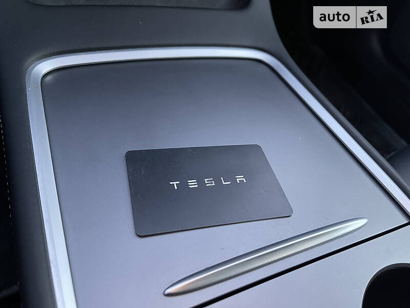 Седан Tesla Model 3 2021 в Львове