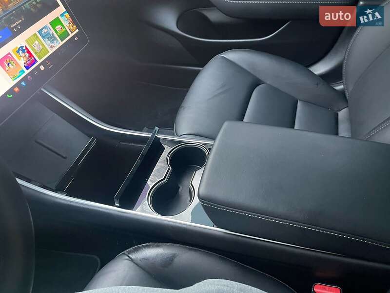 Седан Tesla Model 3 2020 в Львові