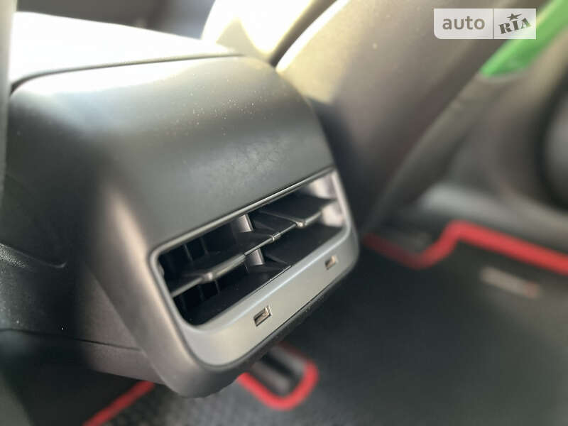 Седан Tesla Model 3 2019 в Виннице