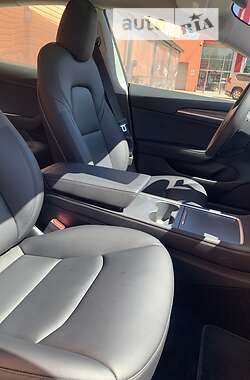 Седан Tesla Model 3 2021 в 