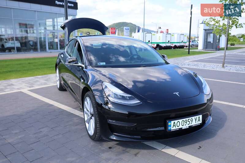 Седан Tesla Model 3 2019 в Мукачево