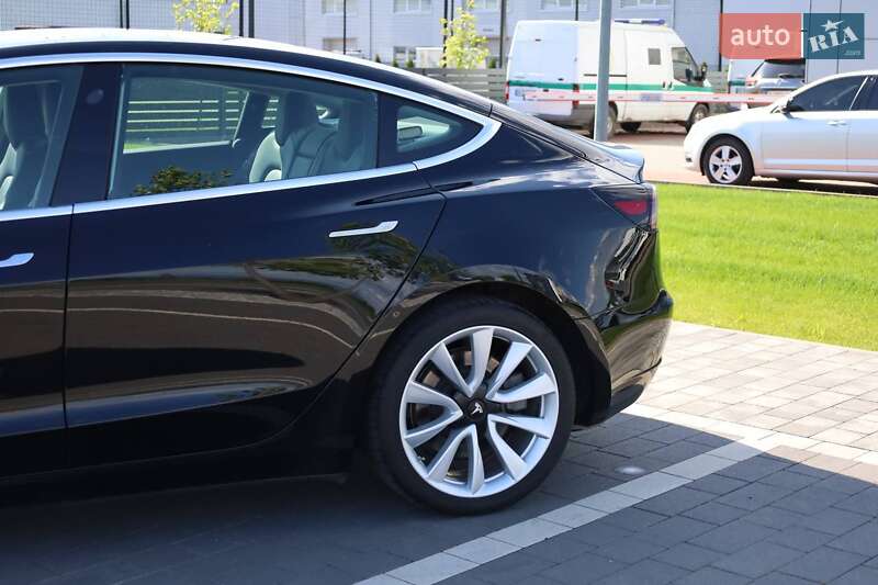 Седан Tesla Model 3 2019 в Мукачево