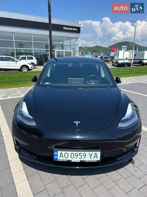 Седан Tesla Model 3 2019 в Мукачево