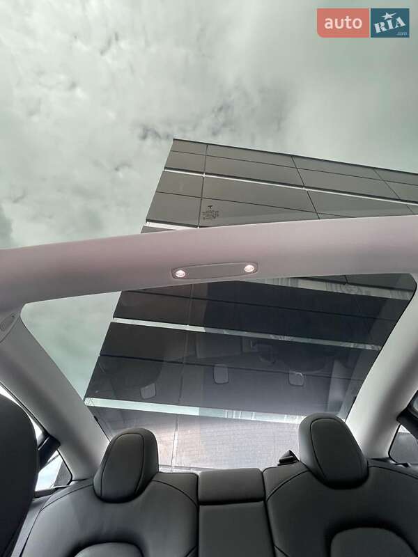 Седан Tesla Model 3 2020 в Львове