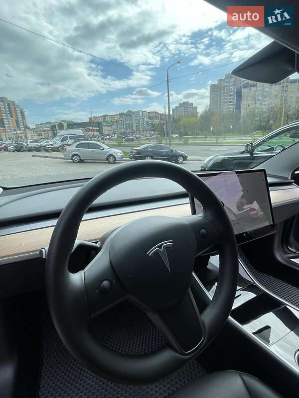 Седан Tesla Model 3 2020 в Львове