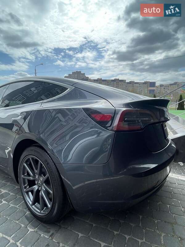 Седан Tesla Model 3 2020 в Львове