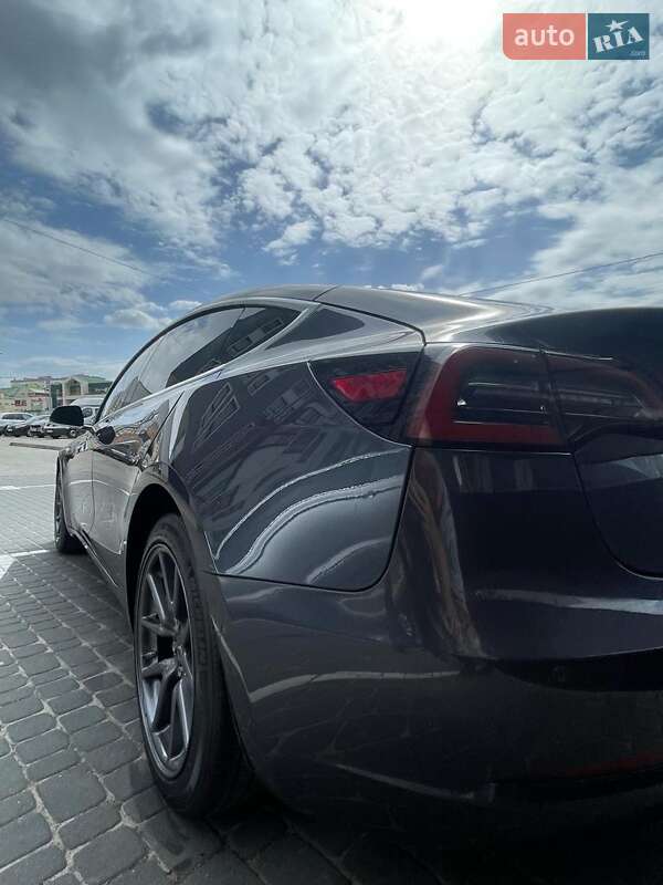 Седан Tesla Model 3 2020 в Львове