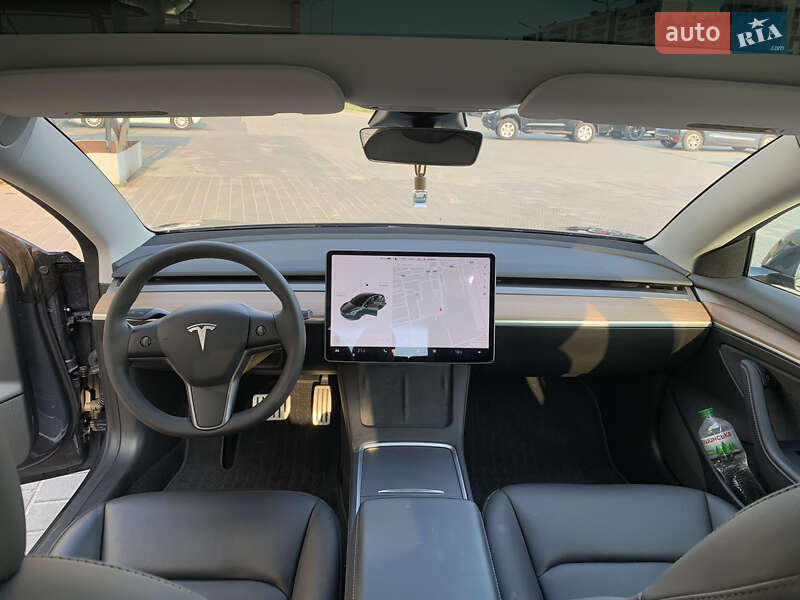 Седан Tesla Model 3 2021 в Львове