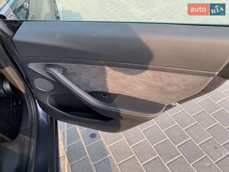 Седан Tesla Model 3 2021 в Львове