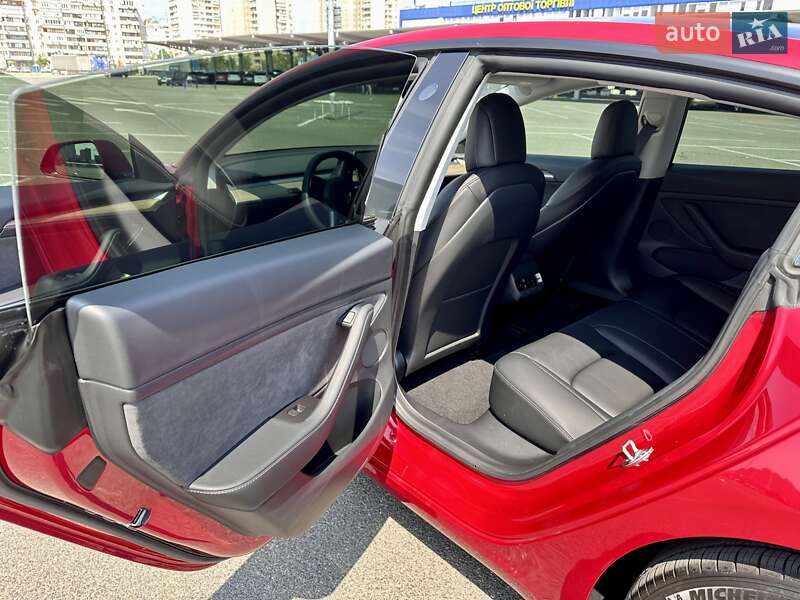Седан Tesla Model 3 2021 в Киеве