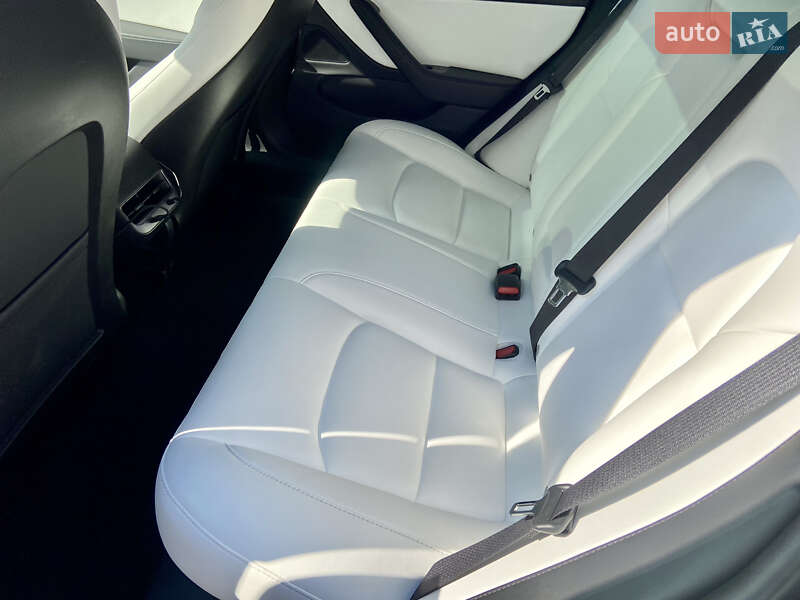 Седан Tesla Model 3 2019 в Киеве