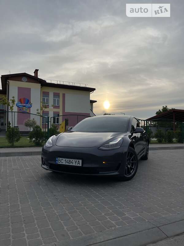 Седан Tesla Model 3 2021 в Львові