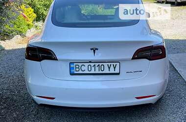 Седан Tesla Model 3 2021 в Воловце