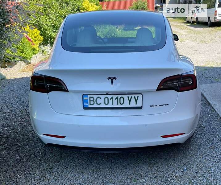 Седан Tesla Model 3 2021 в Воловцю