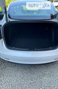 Седан Tesla Model 3 2021 в Воловце