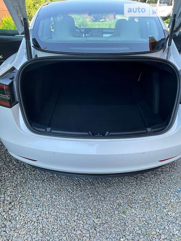 Седан Tesla Model 3 2021 в Воловцю