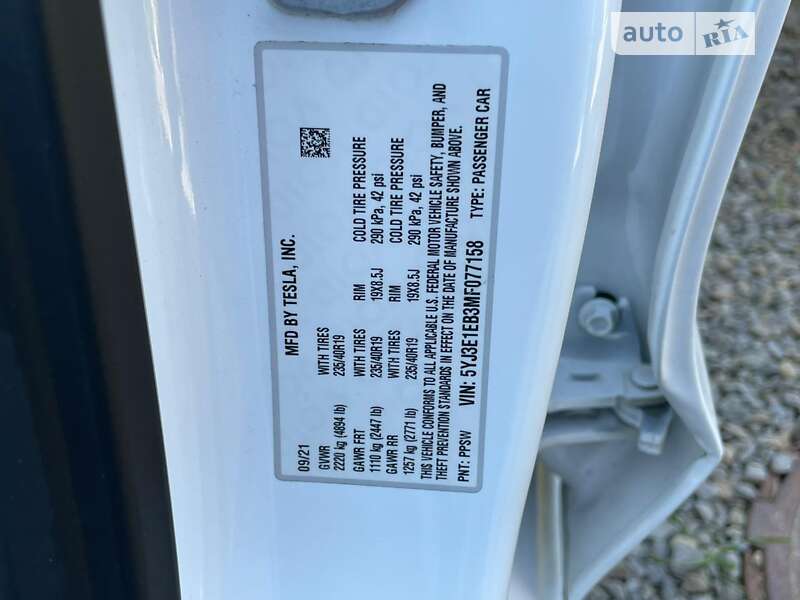 Седан Tesla Model 3 2021 в Воловцю