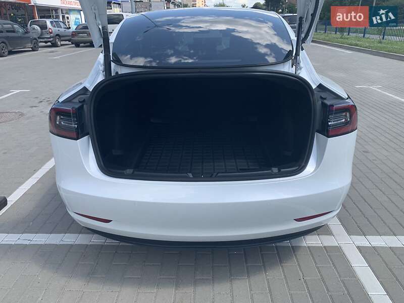 Седан Tesla Model 3 2022 в Староконстантинове