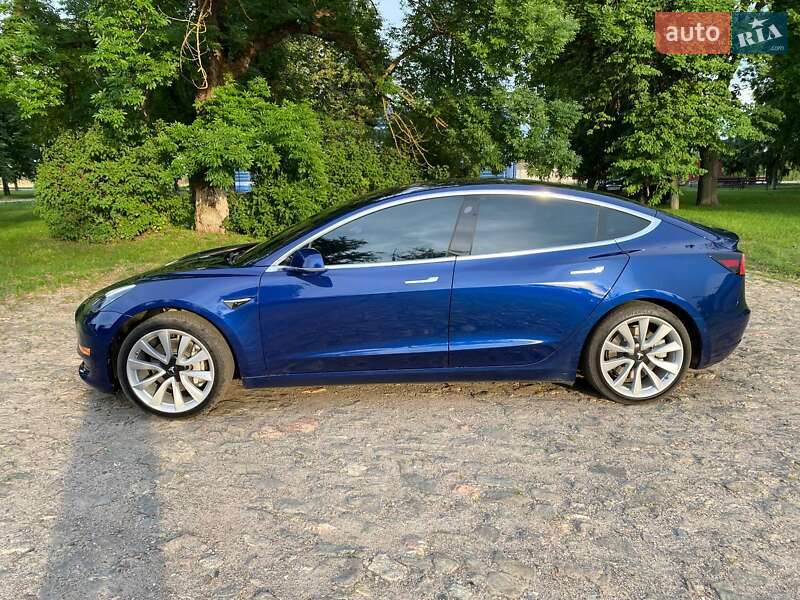 Седан Tesla Model 3 2018 в Сумах