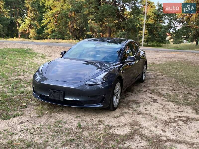 Седан Tesla Model 3 2022 в 
