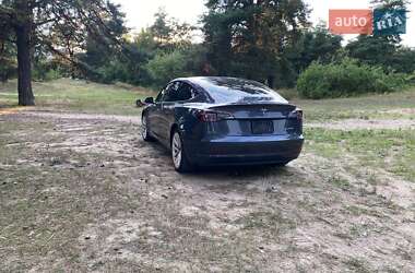 Седан Tesla Model 3 2022 в 