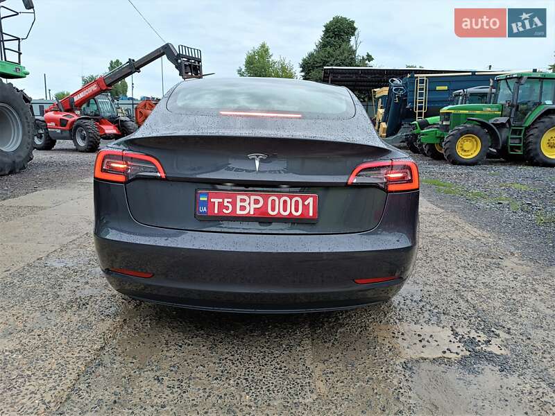 Седан Tesla Model 3 2020 в Звенигородці