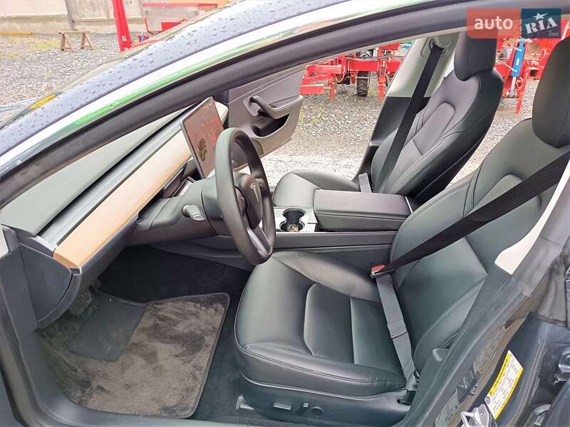 Седан Tesla Model 3 2020 в Звенигородці