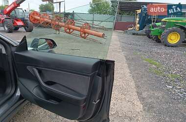 Седан Tesla Model 3 2020 в Звенигородці