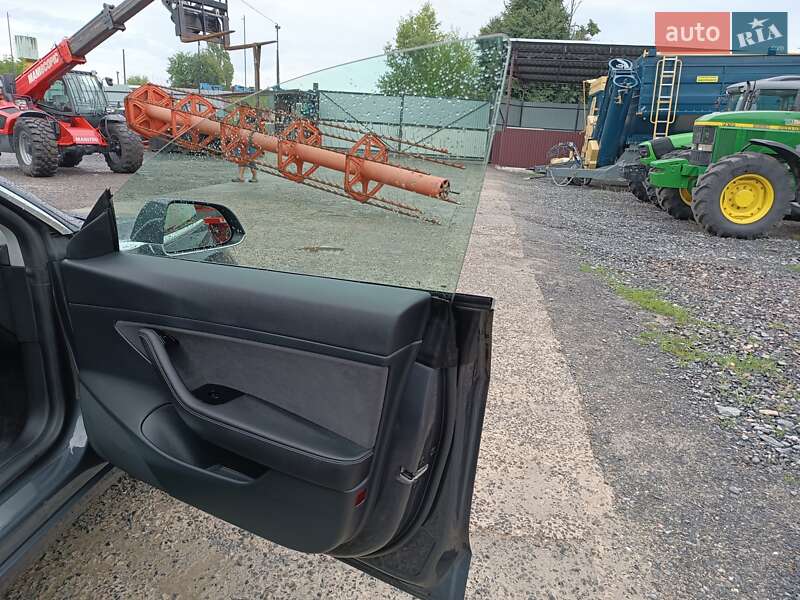 Седан Tesla Model 3 2020 в Звенигородці