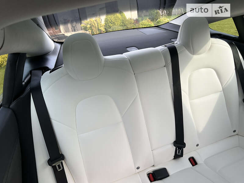 Седан Tesla Model 3 2021 в Львові