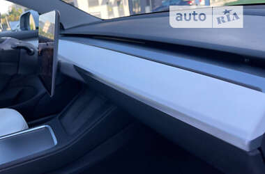 Седан Tesla Model 3 2021 в 