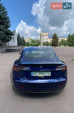 Седан Tesla Model 3 2018 в Ровно