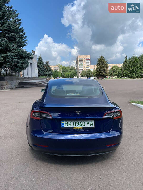 Седан Tesla Model 3 2018 в Ровно