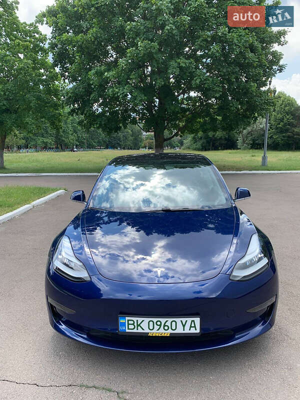 Седан Tesla Model 3 2018 в Рівному