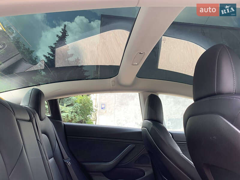 Седан Tesla Model 3 2018 в Ровно