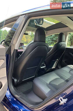 Седан Tesla Model 3 2018 в Ровно
