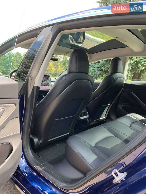 Седан Tesla Model 3 2018 в Ровно