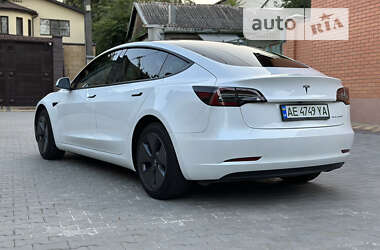 Седан Tesla Model 3 2022 в 