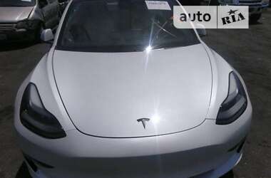 Седан Tesla Model 3 2021 в Воловце