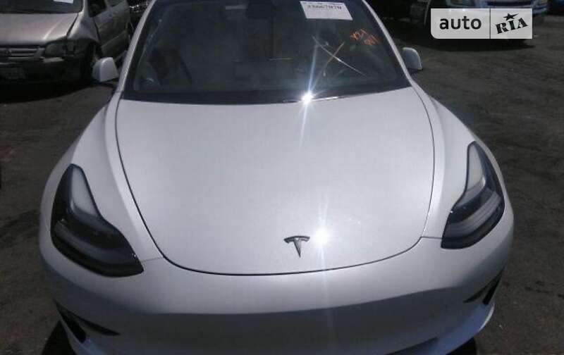 Седан Tesla Model 3 2021 в Воловцю
