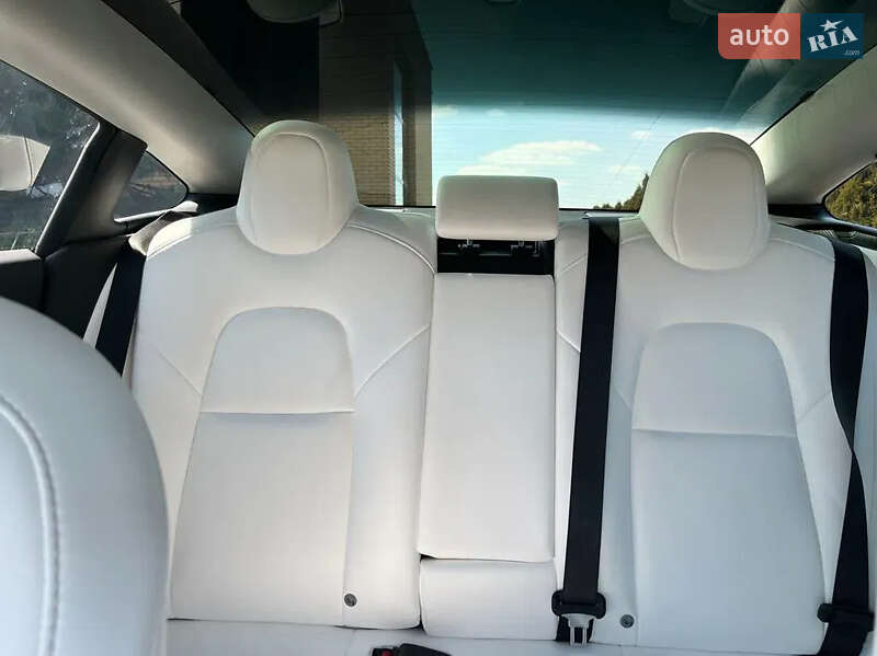 Седан Tesla Model 3 2020 в Львове