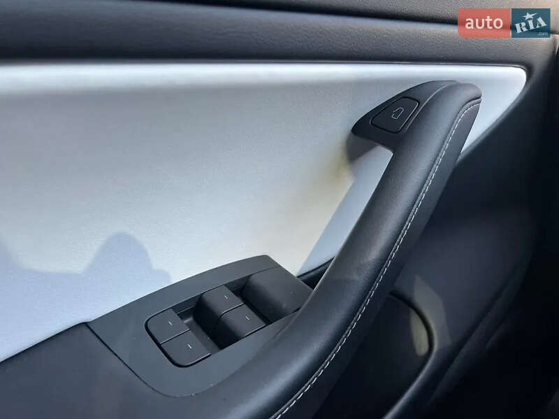 Седан Tesla Model 3 2020 в Львове