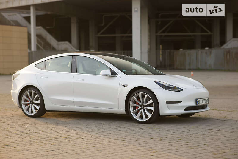 Седан Tesla Model 3 2019 в Львове