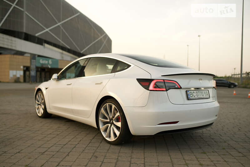 Седан Tesla Model 3 2019 в Львове