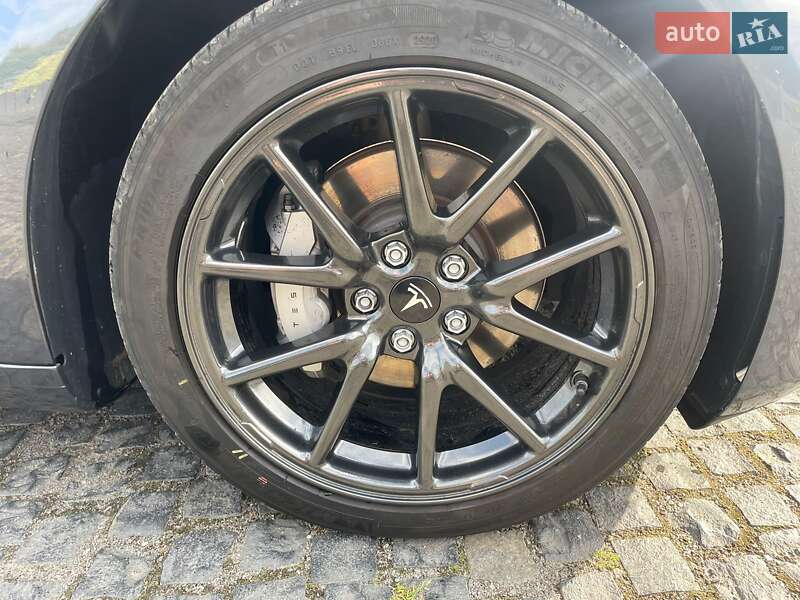 Седан Tesla Model 3 2020 в Львове