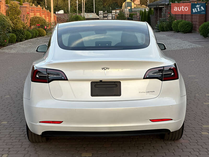Седан Tesla Model 3 2022 в Ровно