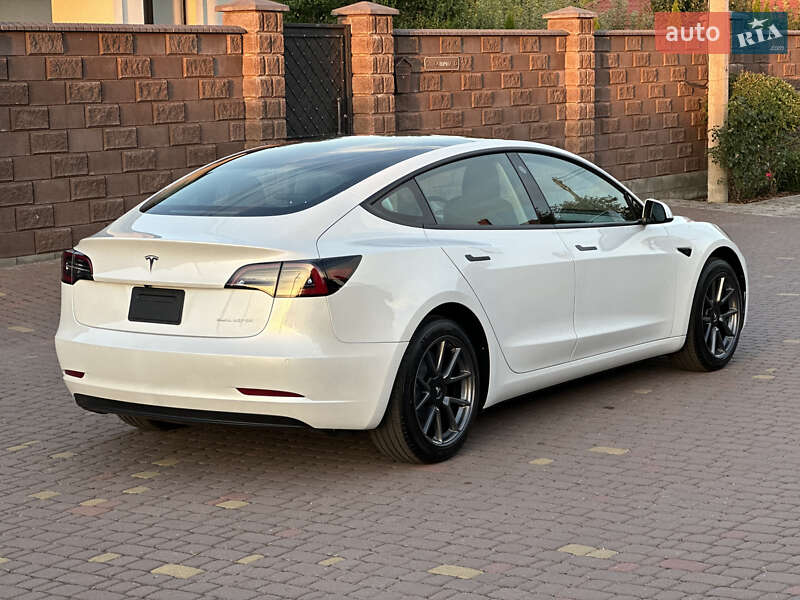 Седан Tesla Model 3 2022 в Ровно