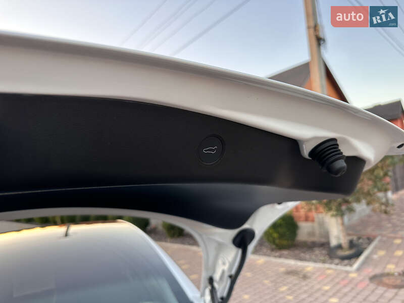 Седан Tesla Model 3 2022 в Ровно