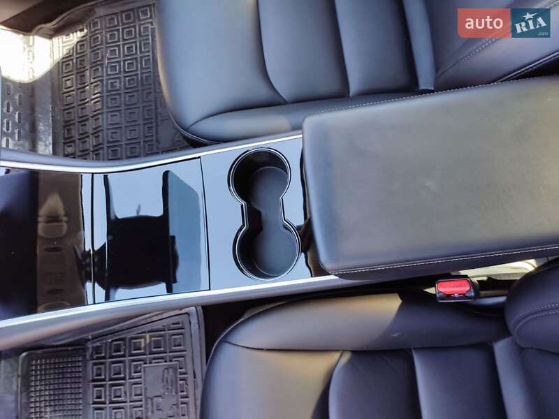 Седан Tesla Model 3 2019 в Киеве