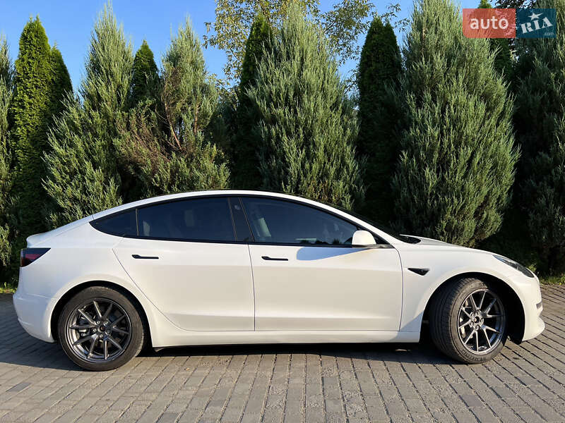 Седан Tesla Model 3 2021 в Самборі